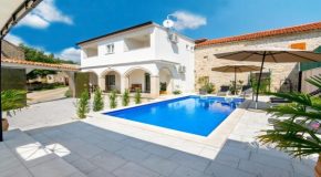 Villa Martin - Fast WiFi, Near restaurant, Fresh country air, No traffic, No crowds, Great host, 4 bedroom, 3 bathrooms, 175 m2, gazebo, Chromecast, DVD Player, movie library